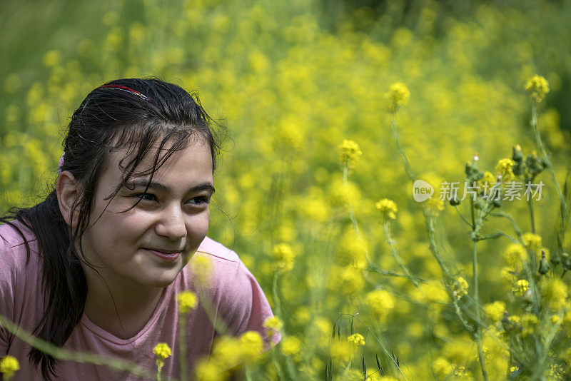 土耳其少女走向In Garden